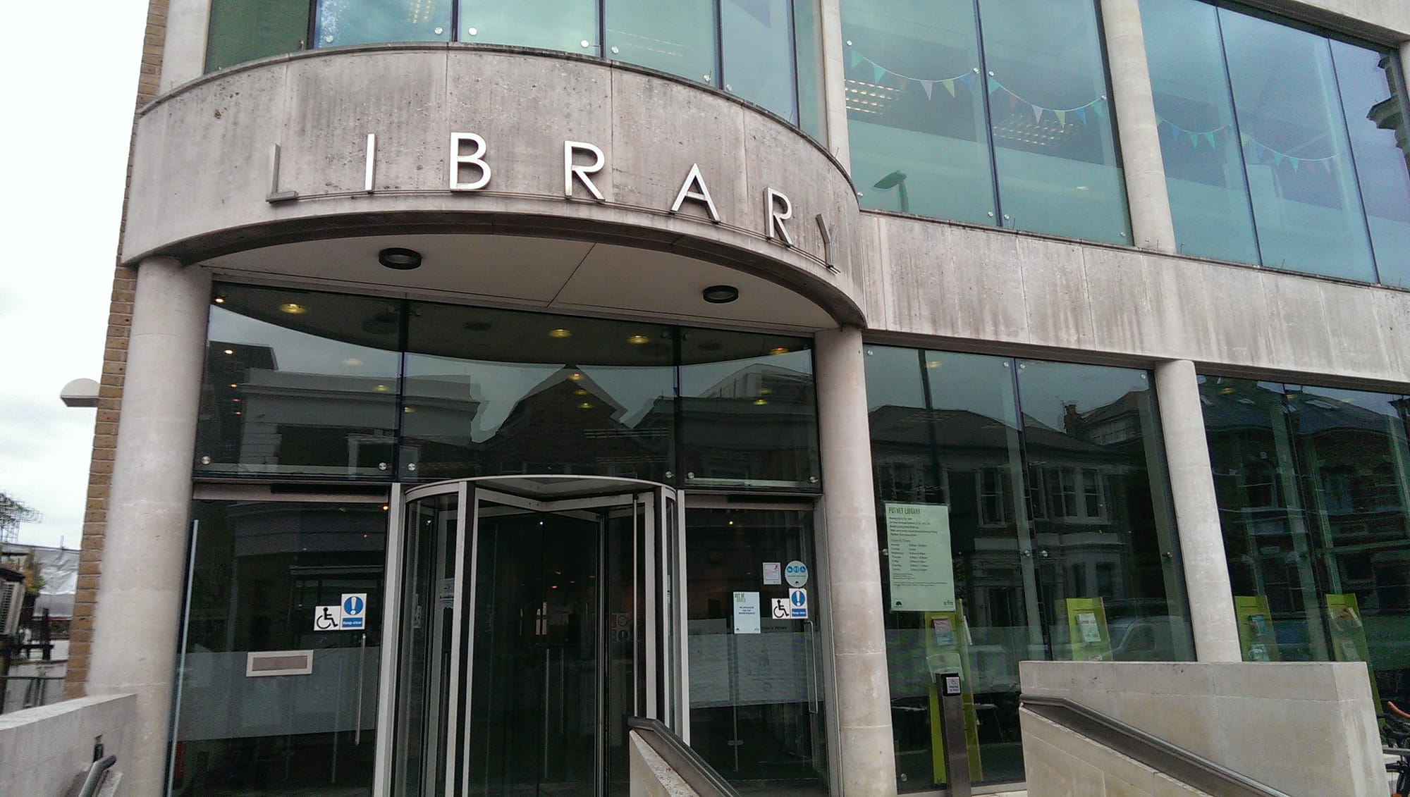 Puerta giratoria de la biblioteca de Putney, Londres